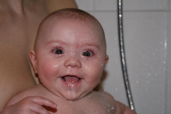 Alana in de douche!, geplaatst door mama Lizanne op 2008-04-01