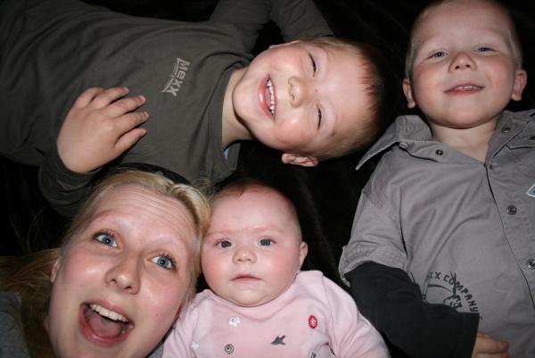 Mama, Merijn, Jesse en Alana., geplaatst door mama Lizanne op 2008-05-07