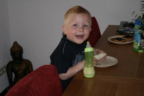 Jesse aan het ontbijten, geplaatst door mama Lizanne op 2008-05-08