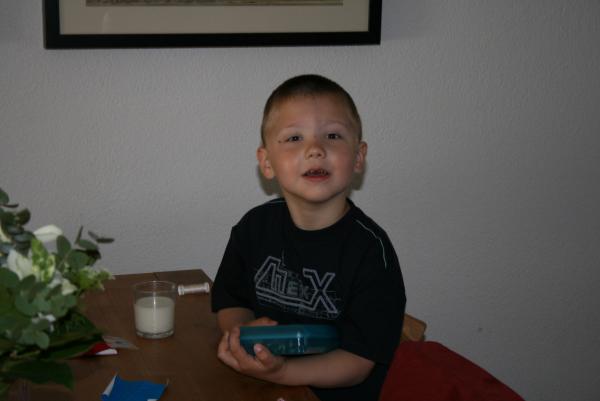 Merijn aan het ontbijten, geplaatst door mama Lizanne op 2008-05-08