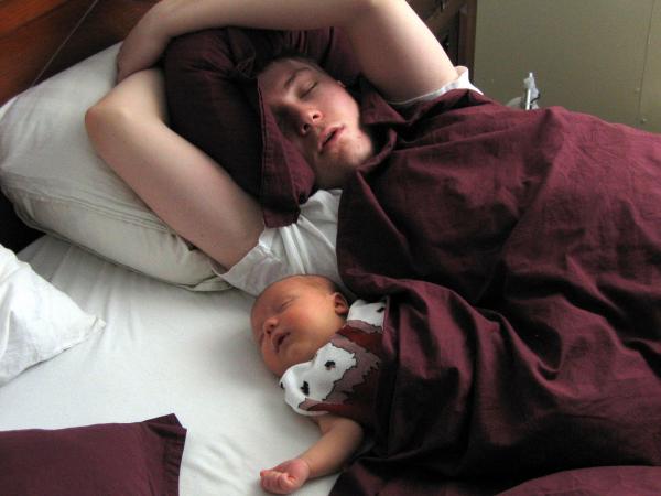 Merijn en papa in slaap - 3, geplaatst door papa Boudewijn op 2004-06-29