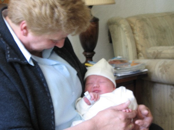 Merijn thuis - bij Oma Mien 1, geplaatst door papa Boudewijn op 2004-06-03