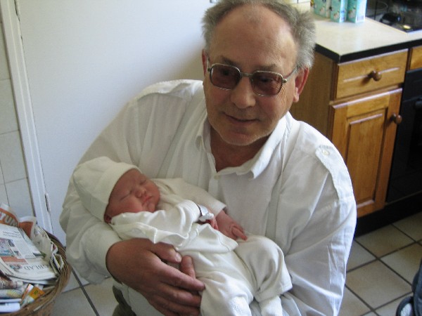 Merijn thuis - bij Opa Gerard 1, geplaatst door papa Boudewijn op 2004-06-03