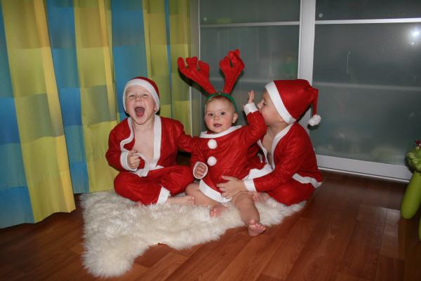 Merijn, Jesse en Alana in kerstpak, geplaatst door mama Lizanne op 2009-01-11