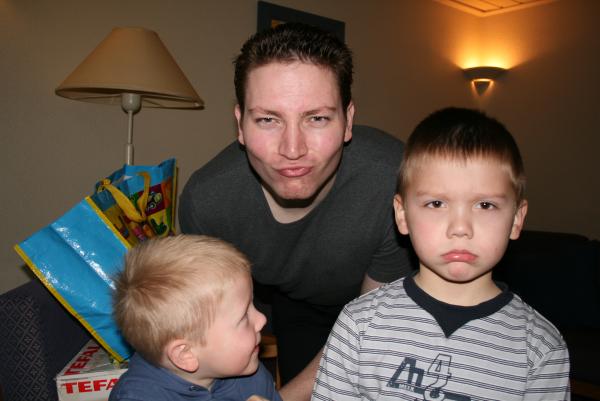 Merijn, Jesse en papa, geplaatst door mama Lizanne op 2009-01-11