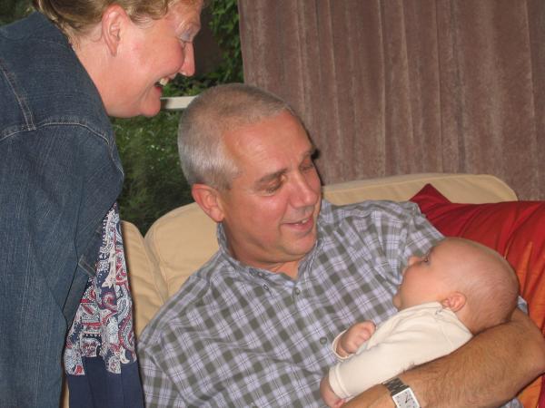 Merijn bij oud-oom Frans - 2, geplaatst door papa Boudewijn op 2004-07-27