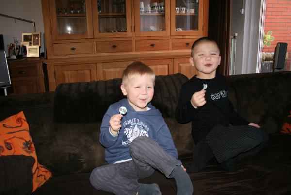 Merijn en Jesse kijken naar Alana die op K3 danst., geplaatst door mama Lizanne op 2009-01-11