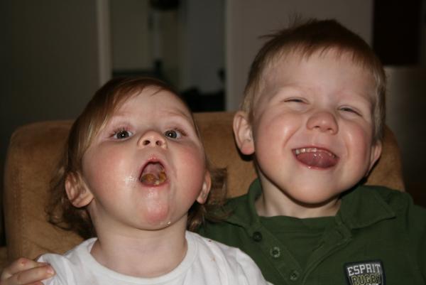 Jesse en Alana gek doen, geplaatst door mama Lizanne op 2009-03-16