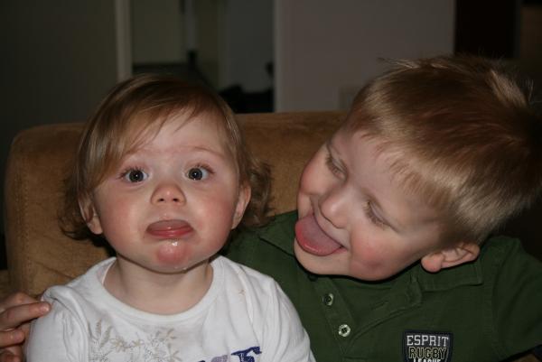 Jesse en Alana gek doen, geplaatst door mama Lizanne op 2009-03-16