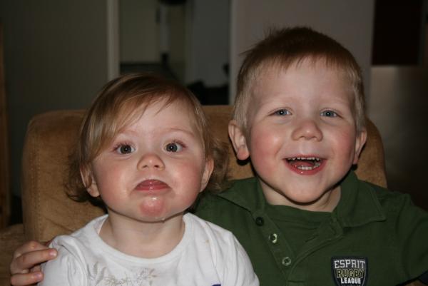 Jesse en Alana gek doen, geplaatst door mama Lizanne op 2009-03-16