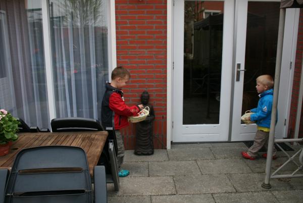 Eieren zoeken met Pasen, geplaatst door mama Lizanne op 2009-04-14