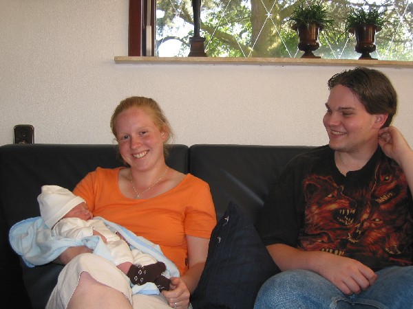 Merijn thuis - bij Tante Corina, geplaatst door papa Boudewijn op 2004-06-03