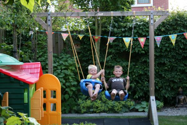 Merijn en Jesse samen op de schommel, geplaatst door mama Lizanne op 2009-06-06