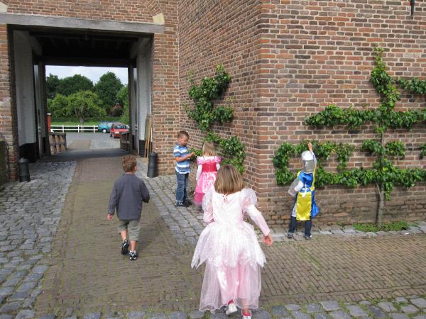 Merijn op kasteel Amersooyen, geplaatst door mama Lizanne op 2009-06-11