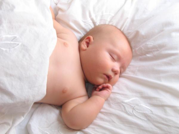 Merijn heerlijk slapend in papa en mama`s grote bed., geplaatst door mama Lizanne op 2004-11-01