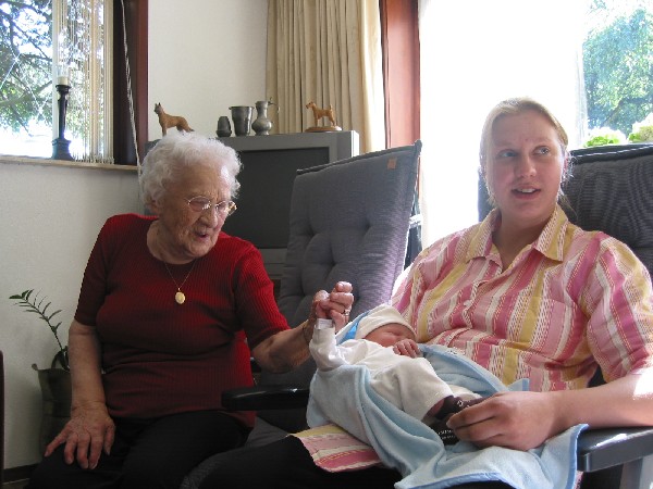 Merijn thuis - bij Lizanne en overgrootmoeder An, geplaatst door papa Boudewijn op 2004-06-03