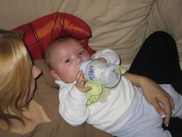 Merijn houd zelf zijn flesje vast., geplaatst door mama Lizanne op 2004-11-01