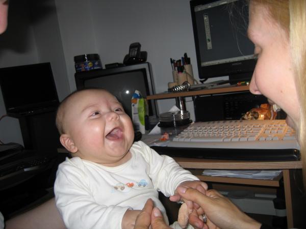 Merijn volop aan het lachen., geplaatst door mama Lizanne op 2004-11-01