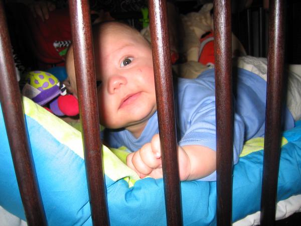 Merijn in de box op zijn buik., geplaatst door mama Lizanne op 2004-11-01