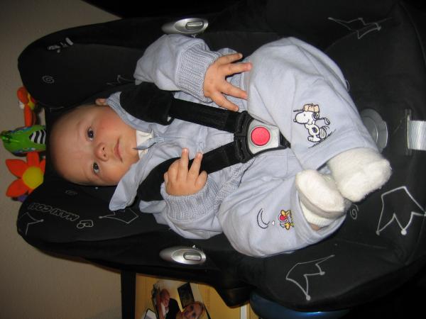 Merijn in de Maxi Cosi., geplaatst door mama Lizanne op 2004-11-01