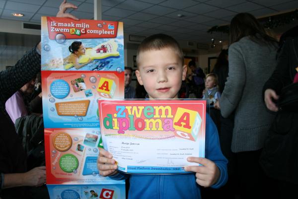 Merijn afzwemmen voor diploma A, geplaatst door mama Lizanne op 2009-12-23