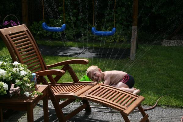 Spelen met water!, geplaatst door mama Lizanne op 2011-01-09