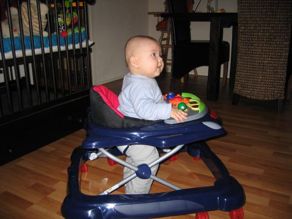 Merijn in zijn loopstoeltje., geplaatst door mama Lizanne op 2004-11-05