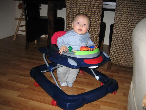 Merijn in zijn loopstoeltje., geplaatst door mama Lizanne op 2004-11-05