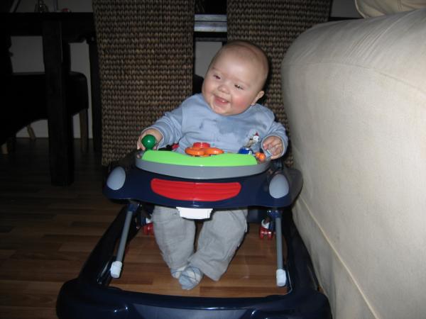 Merijn in zijn loopstoeltje., geplaatst door mama Lizanne op 2004-11-05