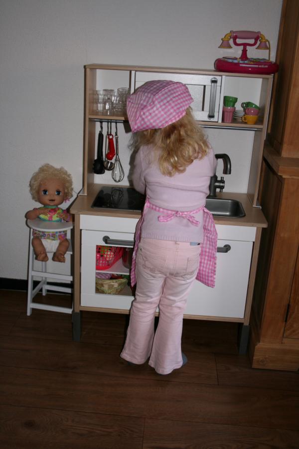 Alana aan het koken in haar keuken, geplaatst door mama Lizanne op 2011-01-09