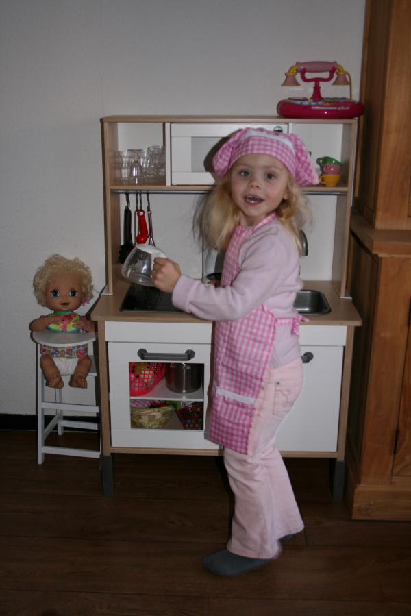 Alana aan het koken in haar keuken, geplaatst door mama Lizanne op 2011-01-09