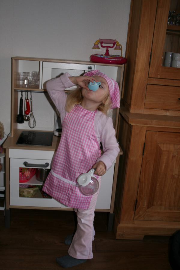 Alana aan het koken in haar keuken en proeven, geplaatst door mama Lizanne op 2011-01-09