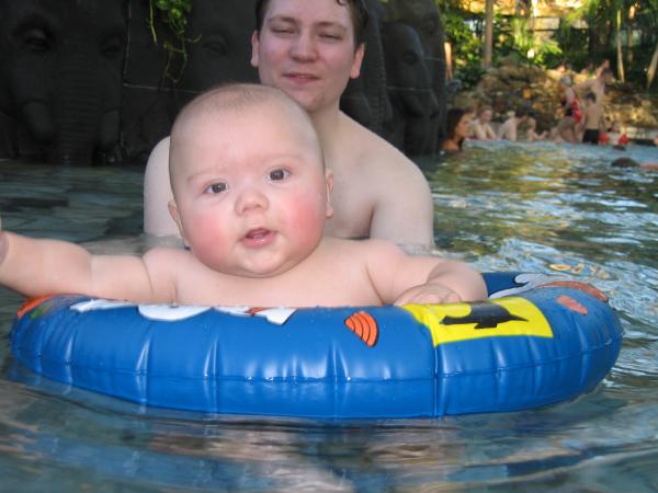 Merijn aan het zwemmen in Center Parcs met papa., geplaatst door mama Lizanne op 2004-11-15