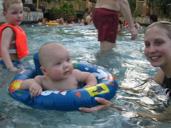 Merijn aan het zwemmen in Center Parcs met mama., geplaatst door mama Lizanne op 2004-11-15