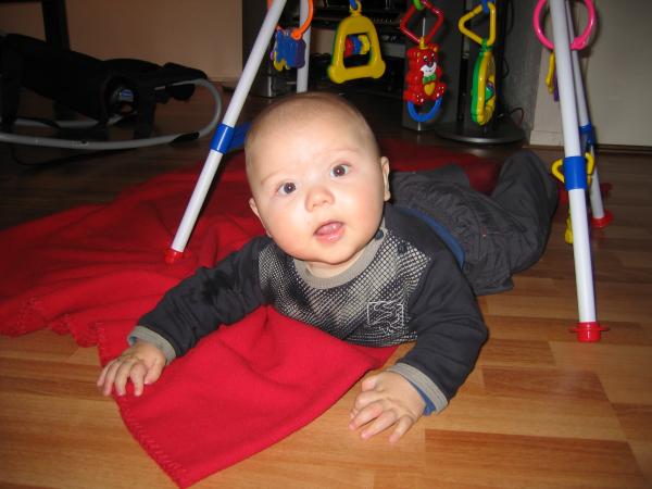 Merijn bijna aan het kruipen., geplaatst door mama Lizanne op 2004-11-17