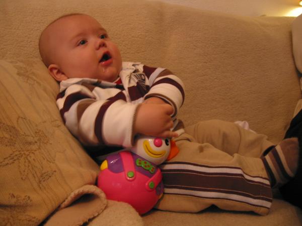 Merijn met zijn tuimelaar., geplaatst door mama Lizanne op 2004-11-18