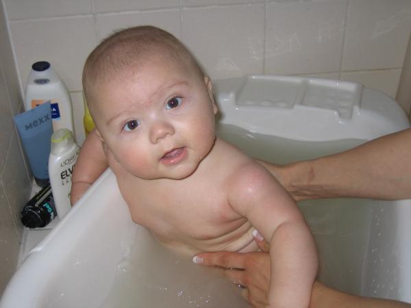 Merijn in zijn badje., geplaatst door mama Lizanne op 2004-11-30