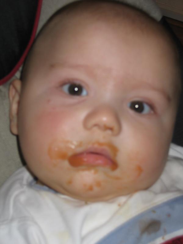 Merijn heeft eindelijk zijn eerste maaltijd willen eten!, geplaatst door mama Lizanne op 2004-12-01