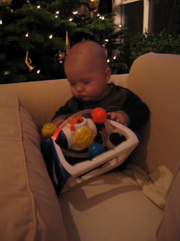 Merijn druk aan het spelen met zijn sinterklaasspeelgoed., geplaatst door mama Lizanne op 2004-12-08