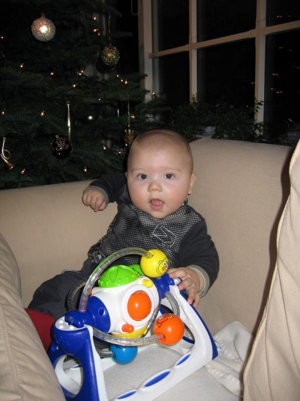 Merijn druk aan het spelen met zijn sinterklaasspeelgoed., geplaatst door mama Lizanne op 2004-12-08