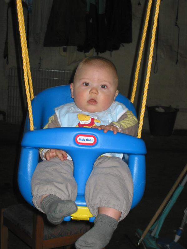 Merijn is aan het schommelen!, geplaatst door mama Lizanne op 2005-01-14