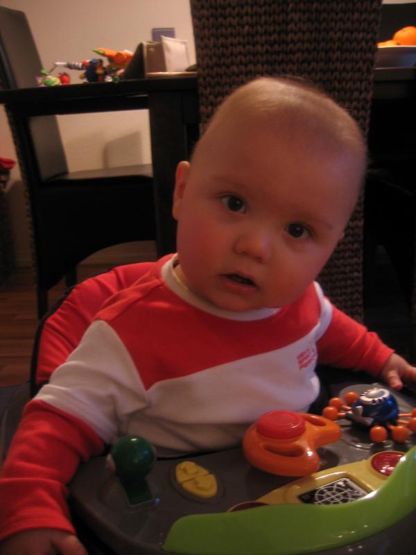 Merijn is serieus aan het kijken., geplaatst door mama Lizanne op 2005-02-16