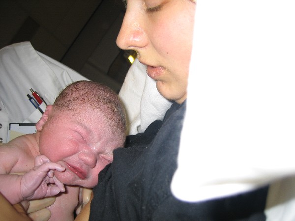 Net na de geboorte - Merijn op Lizanne's buik 2, geplaatst door papa Boudewijn op 2004-06-03