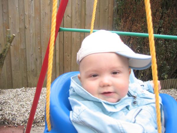 Merijn is aan het schommelen., geplaatst door mama Lizanne op 2005-04-18