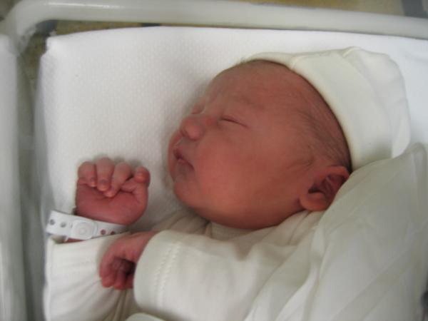 Net na de geboorte - slapend, geplaatst door papa Boudewijn op 2004-06-03