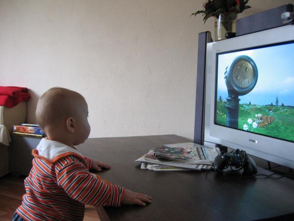 Merijn is de teletubbies aan het kijken., geplaatst door mama Lizanne op 2005-04-19