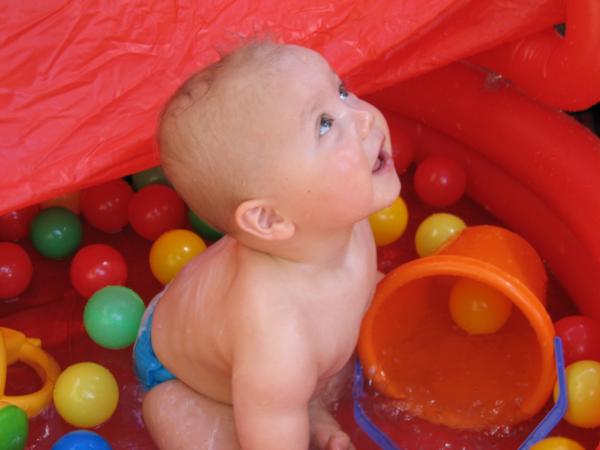 Merijn voor het eerst in zijn zwembadje buiten., geplaatst door mama Lizanne op 2005-05-30