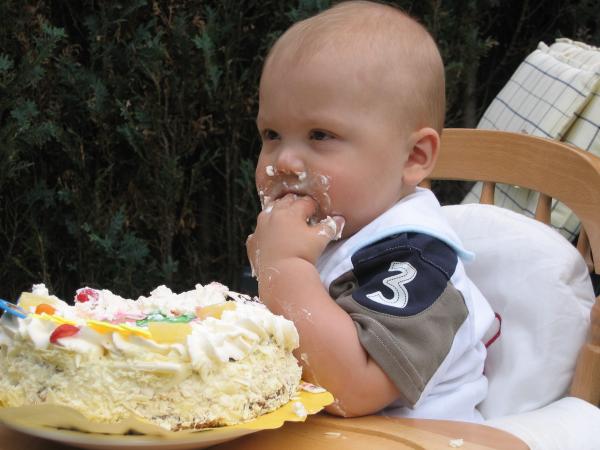 Merijn is taart aan het eten., geplaatst door mama Lizanne op 2005-05-30