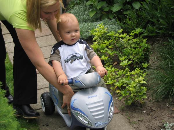 Merijn zit op zn scooter., geplaatst door mama Lizanne op 2005-05-31