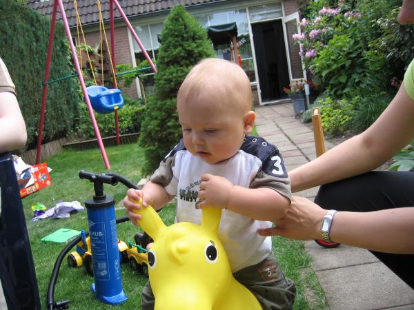 Merijn op zijn HopHop Pony., geplaatst door mama Lizanne op 2005-05-31